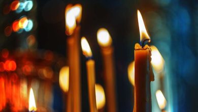 Photo of ქრისტესშობის ღამეს მორწმუნეები ფანჯრებთან დანთებული სანთლებით შეხვდებიან