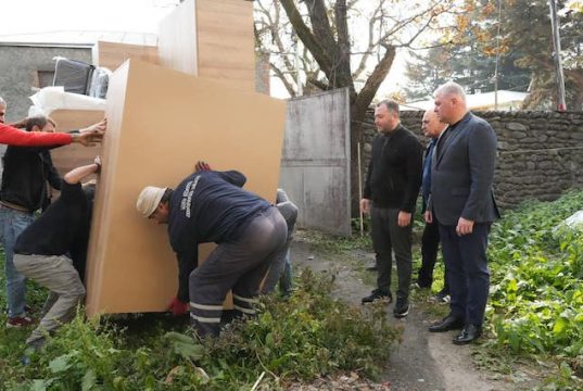 ყვარელში სოციალურად დაუცველ ოჯახებს საყოფაცხოვრებო ნივთები გადასცეს