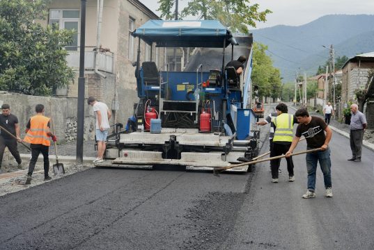 საგზაო ინფრასტრუქტურის მოწყობის სამუშაოები ყვარელში
