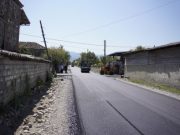 ახმეტის მუნიციპალიტეტის მერმა ალექსი ფიცხელაურმა სოფელ ზემო ალვანში შიდა საუბნო გზის მოასფალტების სამუშაოები დაათვალიერა