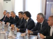 საქართველოს პრემიერ-მინისტრი ირაკლი კობახიძე პარლამენტის თავმჯდომარე შალვა პაპუაშვილთან ერთად რთველის საკოორდინაციო შტაბში იმყოფებოდა