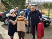 ყვარლის მერმა და საკრებულოს თავჯდომარემ და თვითმმართველობის თანამშრომლებმა გრემის თემის ბენეფიციარებს საახალწლო საჩუქრები გადასცა